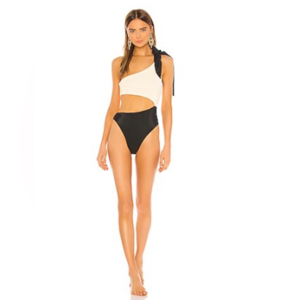 SAME Cut Out One Piece in Ribbed
Black & Ribbed Cream